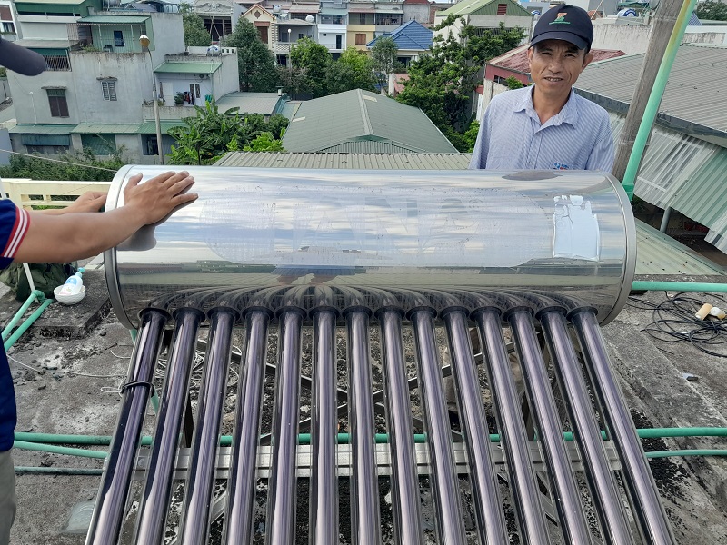 Kiểm tra hệ thống ống dẫn nước bình nước nóng năng lượng mặt trời